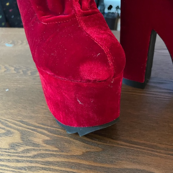 YRU deadstock red velvet labrynth ankle boots  US size 7 - Picture 2 of 4